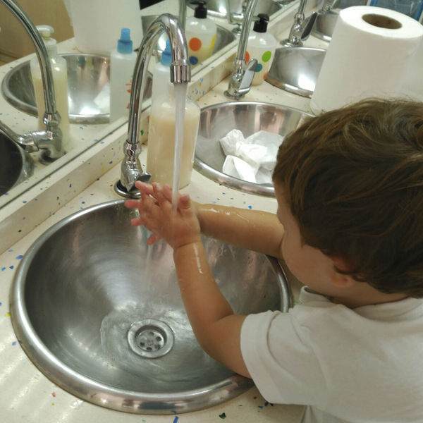 niño lavandose las manos