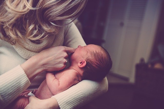 Reflujo gastroesofágico en lactantes mamá con bebé
